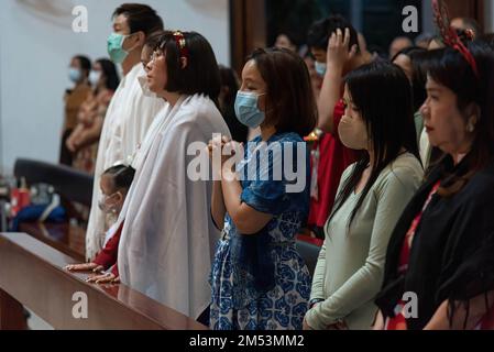 Bangkok, Thailand. 25. Dezember 2022. Katholische Anhänger beten während der Weihnachtsmesse in der Heiligen Erlöserkirche in Bangkok. (Kreditbild: © Peerapon Boonyakiat/SOPA Images via ZUMA Press Wire) Kredit: ZUMA Press, Inc./Alamy Live News Stockfoto