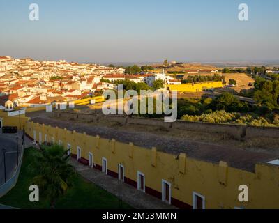 Elvas Stadtmauer und Forte de Santa Luzia Stockfoto