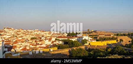 Panoramablick auf Elvas und Fort Santa Luzia bei Sonnenuntergang Stockfoto