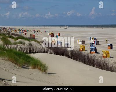 Die Insel Juist in der deutschen Nordsee mit ihrem Sandstrand an einem sonnigen Tag Stockfoto