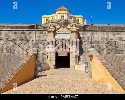 Nossa Senhora da Grazka Fort Tor und die Gouverneure wohnen dahinter Stockfoto