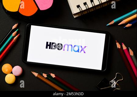Polen. 17. Dezember 2022. In dieser Abbildung wird ein HBO max Logo auf einem Smartphone angezeigt. (Kreditbild: © Mateusz Slodkowski/SOPA Images via ZUMA Press Wire) Stockfoto
