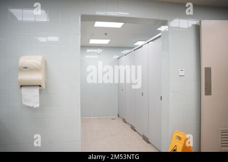 Öffentliche Toiletten auf dem Flur mit Waschmaschine. Stockfoto