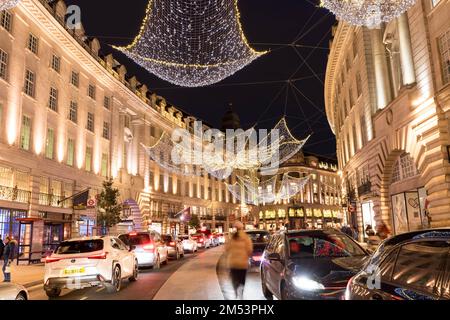 London UK 25. Dezember 2022. Am ersten Weihnachtsfeiertag strömten Touristen und Einheimische aus nah und fern nach London westend und trafen sich auf langsam bewegenden Verkehrsströmen entlang der mit Weihnachtslichtern geschmückten Regent Street, London England . Kredit: Glosszoom/Alamy Live News Stockfoto