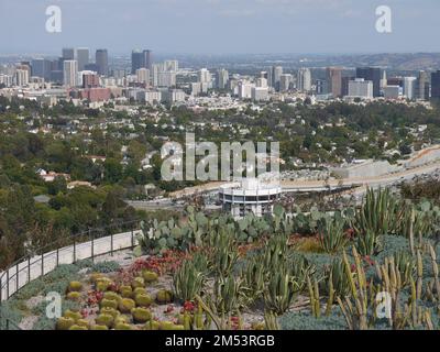 Blick auf Los Angeles vom South Promontory Cactus Garden, Getty Center, Mai 2015 Stockfoto