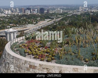 Blick auf Los Angeles vom South Promontory Cactus Garden, Getty Center, Mai 2015 Stockfoto