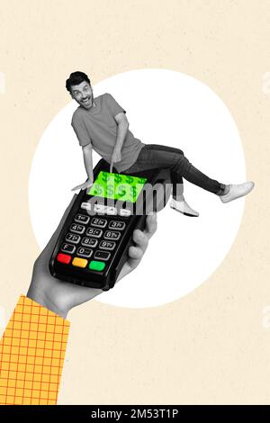 Collagenfoto eines jungen, lustigen Kunden, der am geldautomaten sitzt nfc Retail emoney digitale drahtlose Zahlung isoliert auf weißem Hintergrund Stockfoto