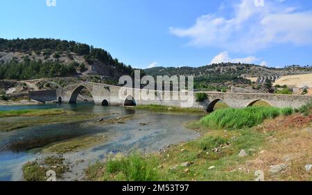 Die Ceyhan-Brücke in Kahramanmaras, Türkei, wurde im 16. Jahrhundert erbaut. Sie ist 158 Meter lang und besteht aus sechs Bögen. Stockfoto