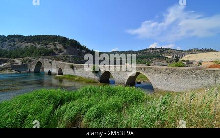 Die Ceyhan-Brücke in Kahramanmaras, Türkei, wurde im 16. Jahrhundert erbaut. Sie ist 158 Meter lang und besteht aus sechs Bögen. Stockfoto