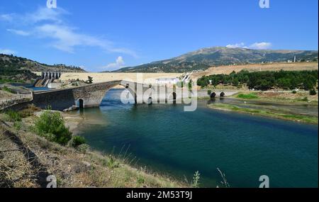 Die Ceyhan-Brücke in Kahramanmaras, Türkei, wurde im 16. Jahrhundert erbaut. Sie ist 158 Meter lang und besteht aus sechs Bögen. Stockfoto