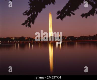 Das Washington Monument, das in der Abenddämmerung im Wasser erstrahlt Stockfoto