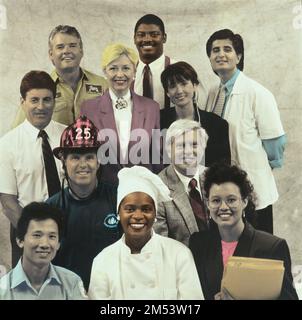 Gruppe von Leuten aus verschiedenen Unternehmen, die Outfits tragen, die zu ihrem Fachgebiet gehören. Bildaufnahme mit einem Erwärmungsfilter Stockfoto