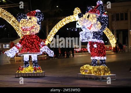 Micky Maus aus LED-Lampen begrüßt die Menschen auf dem Platz in Pescara. Stockfoto