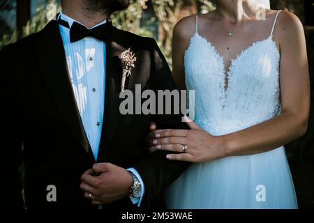 Nahaufnahme von Braut und Bräutigam, horizontales Foto, romantischer Moment Stockfoto