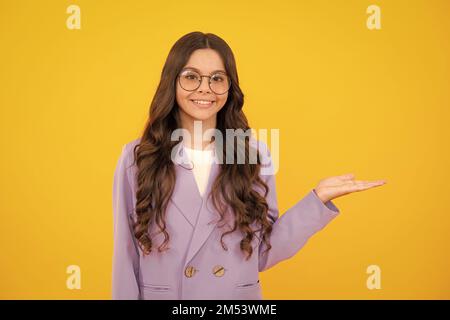 Wow, es ist unglaublich. Schockiert Teenager Kind zeigt beiseite auf den Kopierraum. Teen Mädchen zeigt mit zwei Händen und Fingern zur Seite. Stockfoto