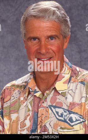 Nahaufnahme eines älteren Mannes im Blütenhemd Stockfoto