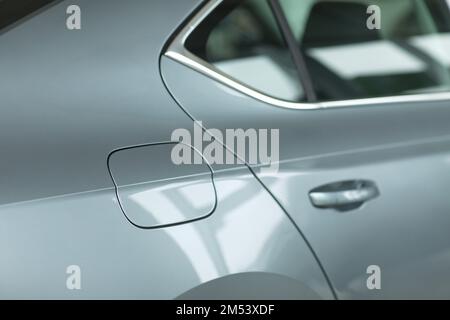 Nahaufnahme eines geschlossenen Tankdeckels an einem modernen grauen Auto. Öltankdeckel für Kunden. Verwendung von Hintergrundbildern oder Hintergrundbildern für Transport und Automobil i Stockfoto