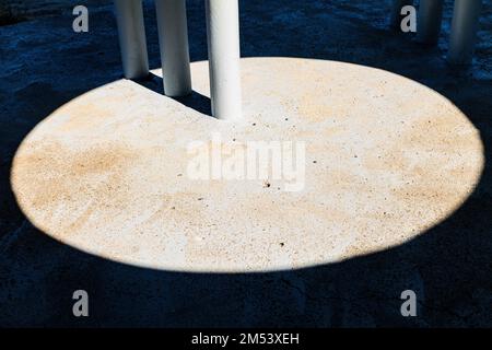 Abstrakte Sonnen- und Schattenmuster auf Betonstrukturen Stockfoto