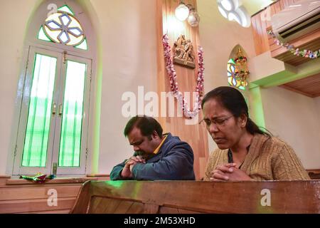 Srinagar, Indien. 25. Dezember 2022. Christliche Anhänger beten während der Weihnachtsfeier in Srinagar in der katholischen Kirche der Heiligen Familie. Die Region Kaschmir im Himalaya hat eine winzige Bevölkerung von Christen, von denen Hunderte an Weihnachten in der katholischen Kirche der Heiligen Familie zur Messe gehen und für Frieden und Wohlstand in der Region beten. Kredit: SOPA Images Limited/Alamy Live News Stockfoto