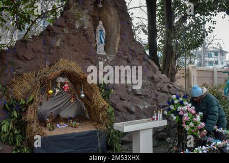 Srinagar, Indien. 25. Dezember 2022. Ein christlicher Anhänger führt während der Weihnachtsfeier in Srinagar Rituale in der katholischen Kirche der Heiligen Familie durch. Die Region Kaschmir im Himalaya hat eine winzige Bevölkerung von Christen, von denen Hunderte an Weihnachten in der katholischen Kirche der Heiligen Familie zur Messe gehen und für Frieden und Wohlstand in der Region beten. Kredit: SOPA Images Limited/Alamy Live News Stockfoto