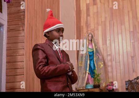 Srinagar, Indien. 25. Dezember 2022. Ein christlicher Anhänger betet während der Weihnachtsfeier in Srinagar in der katholischen Kirche der Heiligen Familie. Die Region Kaschmir im Himalaya hat eine winzige Bevölkerung von Christen, von denen Hunderte an Weihnachten in der katholischen Kirche der Heiligen Familie zur Messe gehen und für Frieden und Wohlstand in der Region beten. (Foto: Saqib Majeed/SOPA Images/Sipa USA) Guthaben: SIPA USA/Alamy Live News Stockfoto