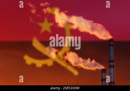 Ökologisches Konzept. Vor dem Hintergrund der Flagge Angolas aus den Rohren eines Industrieunternehmens verunreinigt Rauch die Luft Stockfoto