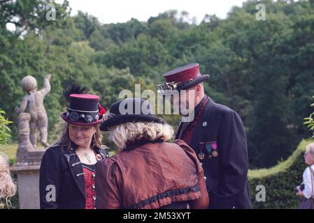 Die drei Steampunk Weekend Charaktere nehmen an einer Parade im Belvoir Castle in Lincolnshire, England, Teil, während sie traditionell gekleidet sind Stockfoto