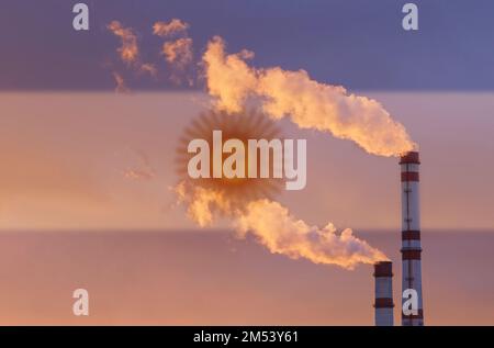 Ökologisches Konzept. Vor dem Hintergrund der argentinischen Flagge aus den Rohren eines Industrieunternehmens verunreinigt Rauch die Luft Stockfoto