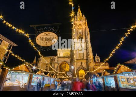 Oviedo, Spanien - 25. Dezember 2022: Kathedrale von Oviedo mit Weihnachtsdekorationen, Asturien. Spanien. Merry Christmas-Schild auf Spanisch. Stockfoto