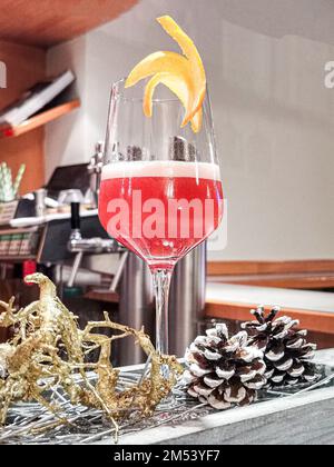 Nahaufnahme von aperol Spritz Cocktail in Weinglas mit Orange, Restaurantkonzept, Stockfoto Stockfoto