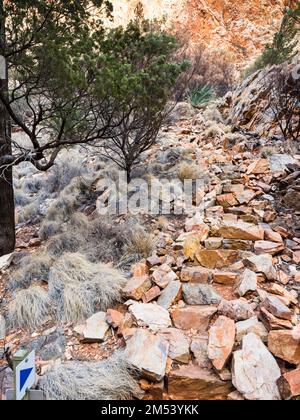 Steintreppen auf Abschnitt 3 des Larapinta Trails über Standley Chasm, West MacDonnell (Tjoritja) Nationalpark. Stockfoto