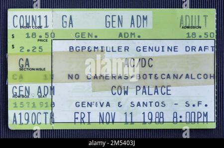 Daly City, Kalifornien - 11. November 1988 - Alte Eintrittskarte für das AC-DC-Konzert im Cow Palace Stockfoto