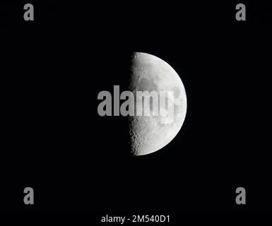 Hochwertiges Foto des Mondes mit Kratern auf schwarzem Nachthimmel. Astrofotografie. Stockfoto