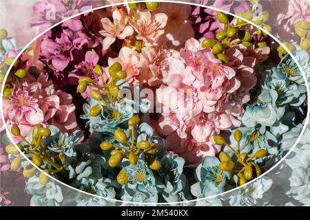 Gefälschte Blumen aus Papier und Stoff. Einrichtung für Hochzeiten und Beerdigungen. Stockfoto