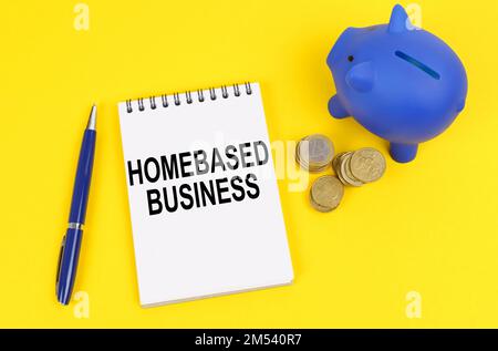 Geschäfts- und Finanzkonzept. Auf einer gelben Oberfläche, einem Sparschwein, Münzen und einem Notizblock mit der Inschrift "Homebase Business" Stockfoto