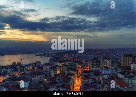 Istanbul, Türkei - 9. DEZEMBER 2020: Rote Dächer istanbul mit Blick auf den bosporus Stockfoto