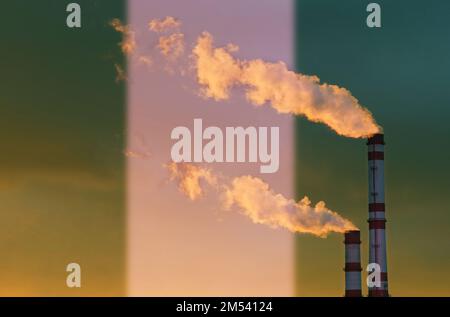 Ökologisches Konzept. Vor dem Hintergrund der nigerianischen Flagge strömt Rauch aus den Schornsteinen eines Industrieunternehmens in Strömen und verschmutzt die Luft. Stockfoto