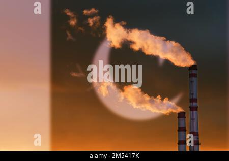 Ökologisches Konzept. Vor dem Hintergrund der pakistanischen Flagge strömt Rauch aus den Schornsteinen eines Industrieunternehmens und verschmutzt die Luft. Stockfoto