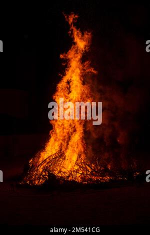 Ein Haufen Holz in Flammen für Weihnachten Stockfoto