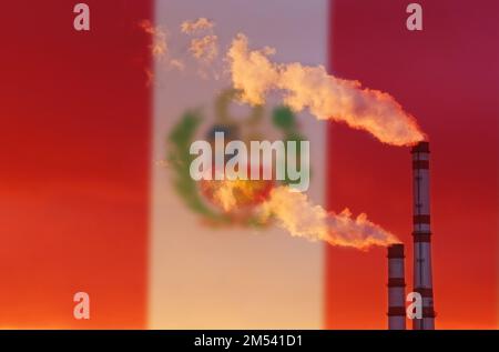 Ökologisches Konzept. Vor dem Hintergrund der peruanischen Flagge strömt Rauch aus den Schornsteinen eines Industriebetriebs, der die Luft verschmutzt. Stockfoto