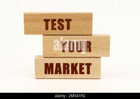 Geschäftskonzept. Auf einer weißen Oberfläche befinden sich Holzblöcke mit der Aufschrift – TESTEN SIE IHREN MARKT Stockfoto