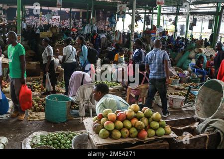 Nakuru, Kenia. 24. Dezember 2022. An Heiligabend kaufen die Leute frisches Obst und Gemüse auf einem Großmarkt in Nakuru. Trotz eines leichten Rückgangs der Inflationsrate im November bei 9,5% im Vergleich zu 9,6% im Vormonat sind die Lebensmittelkosten nach wie vor hoch. Da die neue Regierung nun fest an der Macht ist, sind die meisten Kenianer zuversichtlich, dass sich die harten wirtschaftlichen Bedingungen lockern werden. (Kreditbild: © James Wakibia/SOPA Bilder über ZUMA Press Wire) Stockfoto