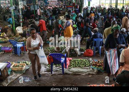 Nakuru, Kenia. 24. Dezember 2022. An Heiligabend kaufen die Leute frisches Obst und Gemüse auf einem Großmarkt in Nakuru. Trotz eines leichten Rückgangs der Inflationsrate im November bei 9,5% im Vergleich zu 9,6% im Vormonat sind die Lebensmittelkosten nach wie vor hoch. Da die neue Regierung nun fest an der Macht ist, sind die meisten Kenianer zuversichtlich, dass sich die harten wirtschaftlichen Bedingungen lockern werden. (Kreditbild: © James Wakibia/SOPA Bilder über ZUMA Press Wire) Stockfoto
