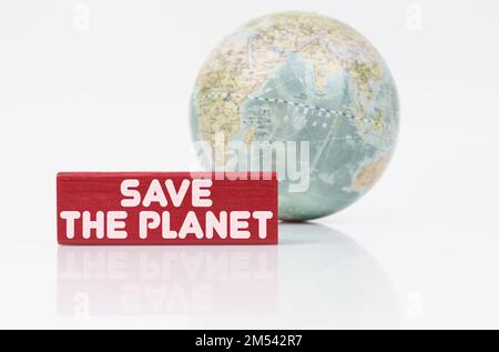 Ökologiekonzept. In der Nähe des Globus befindet sich eine rote Plakette mit der Aufschrift „Save the Planet“ Stockfoto