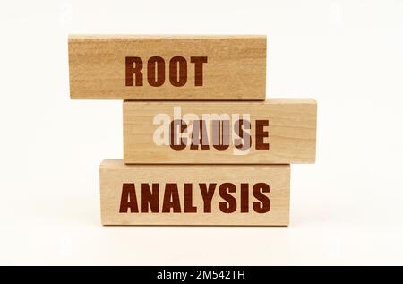 Geschäftskonzept. Auf einer weißen Oberfläche befinden sich Holzblöcke mit der Aufschrift „Ursachenanalyse“ Stockfoto