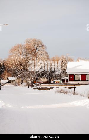 KYRKSTEN, VARMLAND-SCHWEDEN 12-15-2022 Winter im schwedischen Dorf, rote Häuser Stockfoto