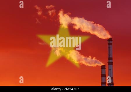 Ökologisches Konzept. Vor dem Hintergrund der vietnamesischen Flagge strömt Rauch aus den Rohren eines Industrieunternehmens und verunreinigt die Luft. Stockfoto