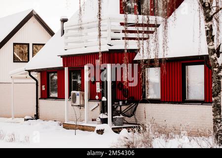 KYRKSTEN, VARMLAND-SCHWEDEN 12-15-2022 Winter im schwedischen Dorf, rote Häuser Stockfoto