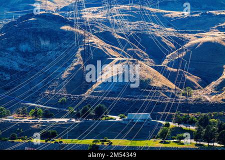 Elektrische Übertragungsleitungen verlaufen vom Staudamm Grand Coulee, dem größten Stromerzeuger in den USA, dem Columbia River, dem Bundesstaat Washington und den USA Stockfoto