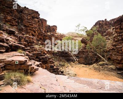 Route Marker auf der Chain of Ponds Walk über einem trockenen Wasserfall, Trephina Gorge Nature Park, Northern Territory, Australien Stockfoto